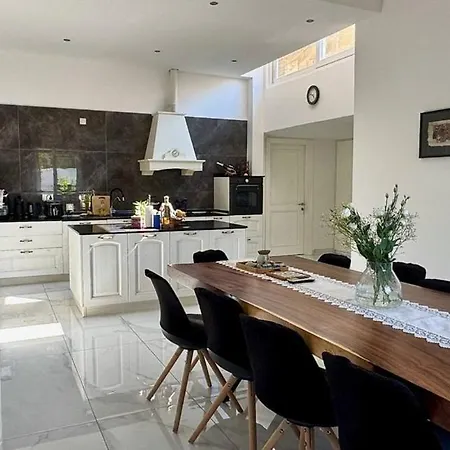 Lu Bartolo - Lily Pansiyon *